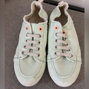 Vionic Beach slip ons size 8.5 Mint color